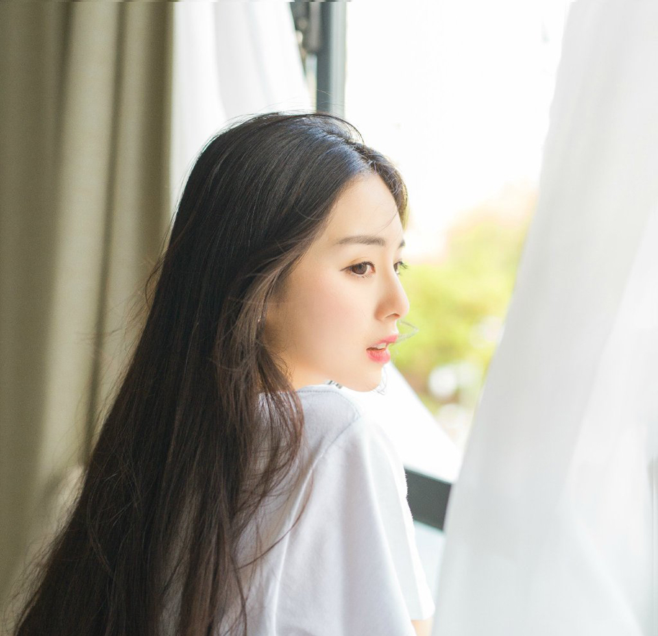 随着太史慈一声令下，一名士卒挑着一颗人头出现在江岸边。